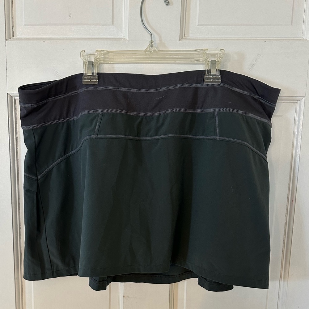 Athleta gray slightly flared skort with built in shorts… Hidden back pocket.. XL